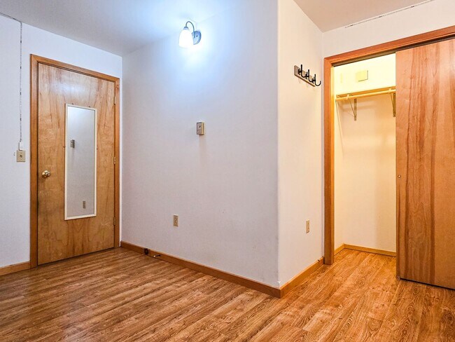 Building Photo - 3BR/3BA Home on 1.9 Acres – Garage & Pet F...