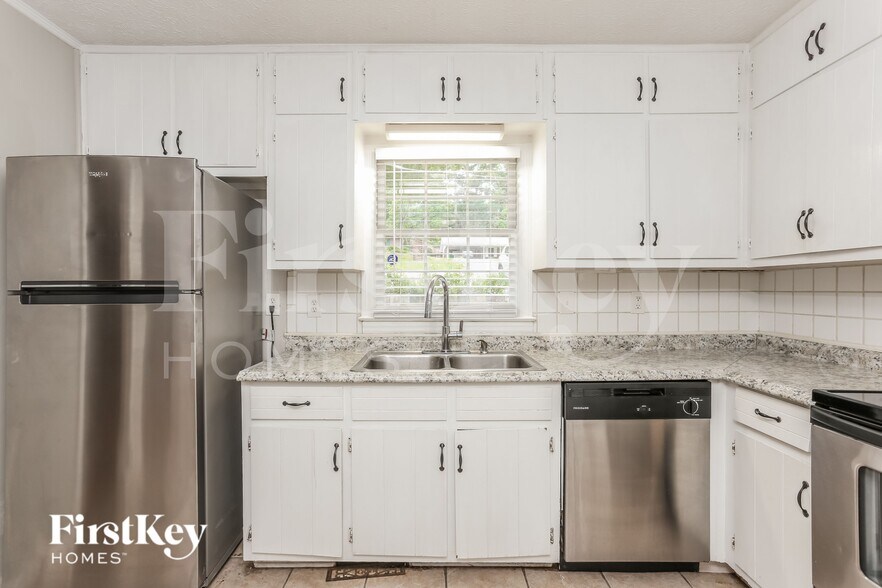 Building Photo - 3120 Oak Dr