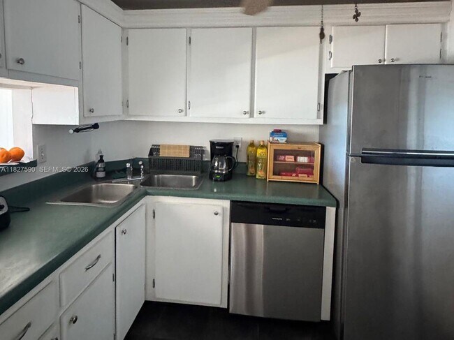 Building Photo - 1881 Middle River Dr