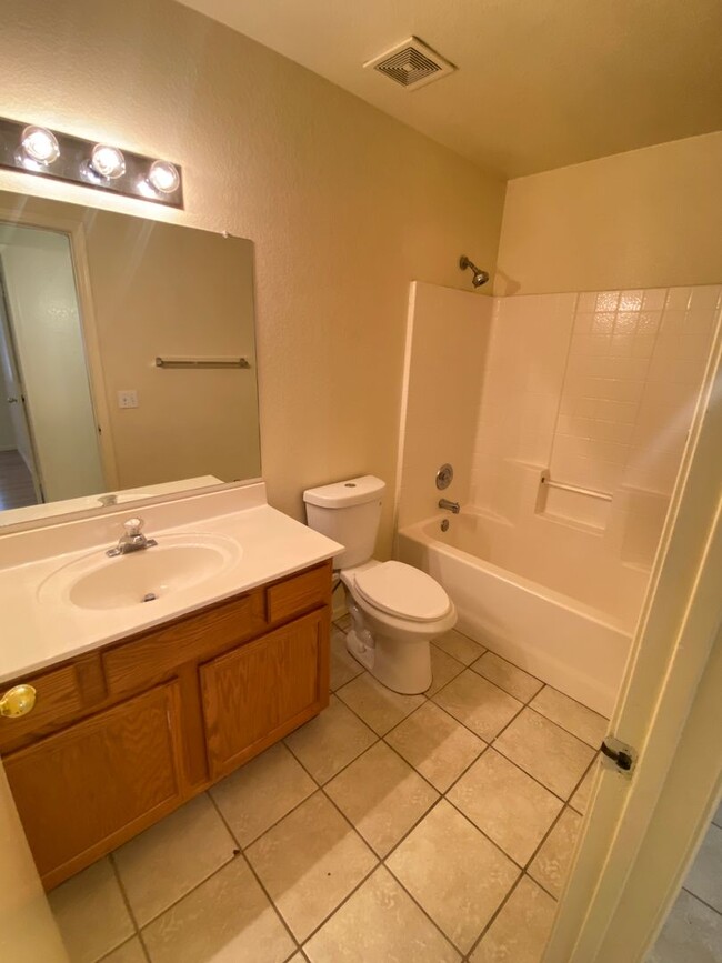 Building Photo - Corner Lot Property 3 bedroom 2 Bath