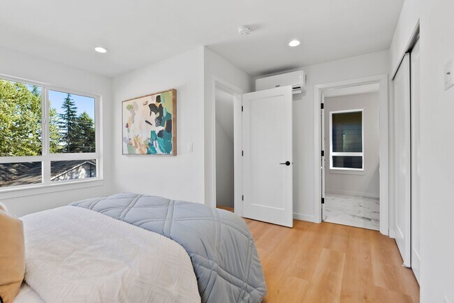 Building Photo - Modern Elegance in the Heart of Wallingford
