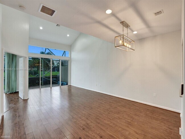 Building Photo - 4 br, 3.5 bath Townhome - 5127 Madison Lak...