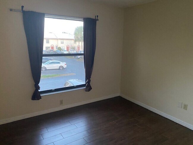 Building Photo - 1604 Sunside Square