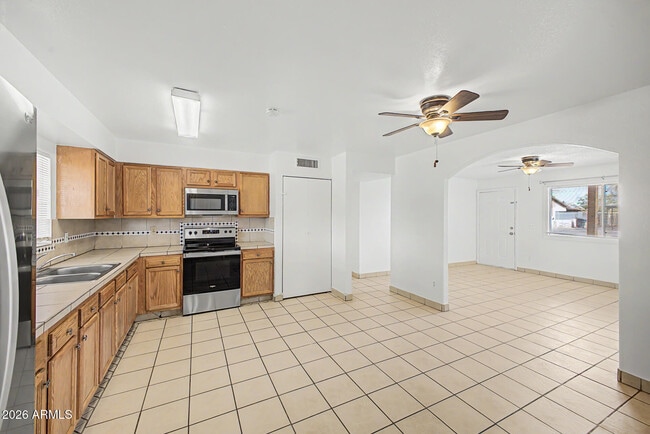 Building Photo - 6944 W Solano Dr N