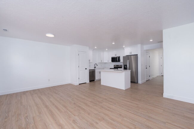 Building Photo - Spacious Vernal Home in Desirable Location