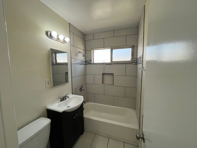 Building Photo - BELLA APARTMENTS: Beautiful 1 Bed - 1 Bath