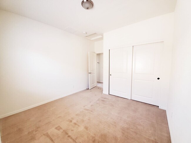 Building Photo - 3 BEDROOM HOME WITH ROOFTOP DECK! STRIP VIEWS!