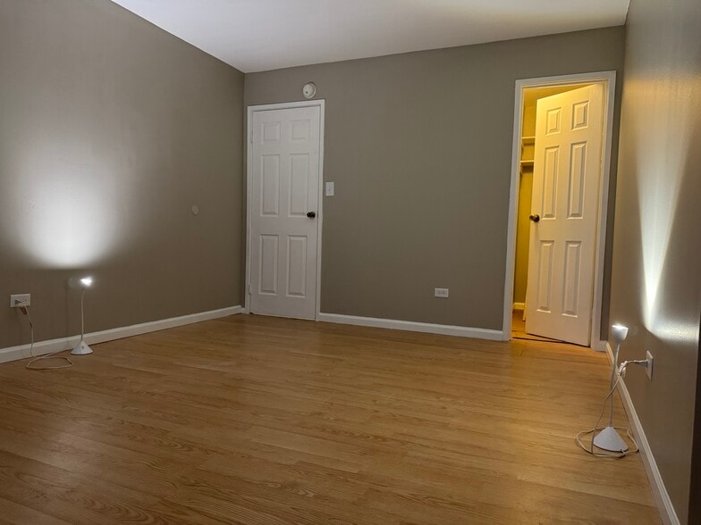 Building Photo - 252 Shorewood Dr