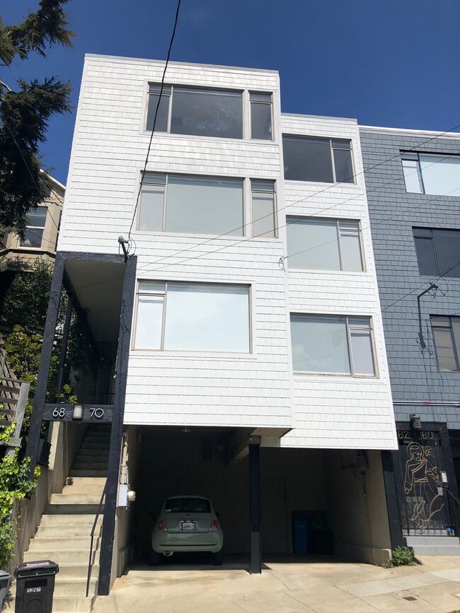 Building Photo - Elegant & Expansive Furnished 3 Bedroom/2 ...