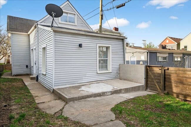 Building Photo - 4 Bedroom, 1.5 Bath house in Shelby Park, Fenced, Off-street Parking, Pets OKAY!