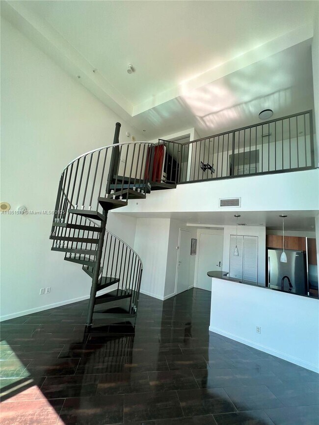 Building Photo - 300 S Biscayne Blvd