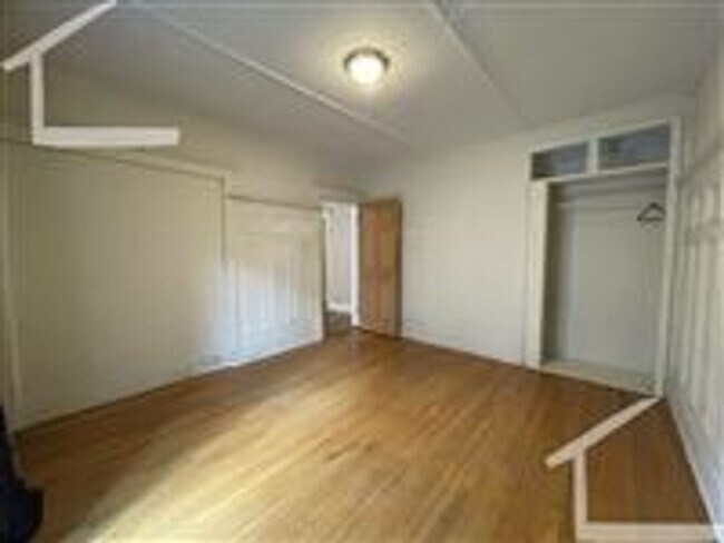 Building Photo - 196 Kelton St