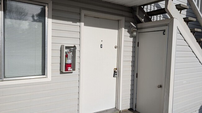 Building Photo - 2 bedroom 1 bath apartment. *1/2 off your first months rent if your application is approved by Ap...