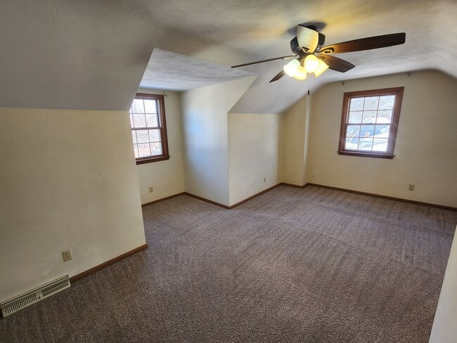 Building Photo - 3 Bedroom 2 Bath House in Rock Island