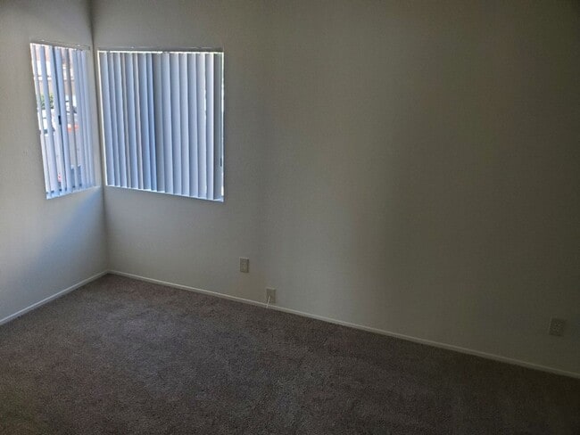Building Photo - 2 Bedroom - 2.5 Bathroom Condo in gated co...