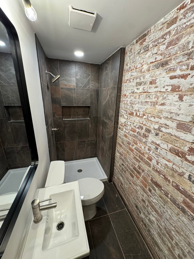 Building Photo - 839 S Jackson St