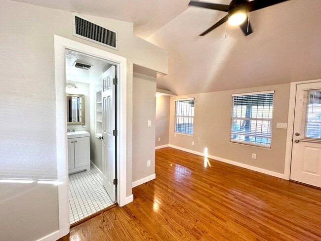 Building Photo - Renovated Studio with Front and Back Yard!...
