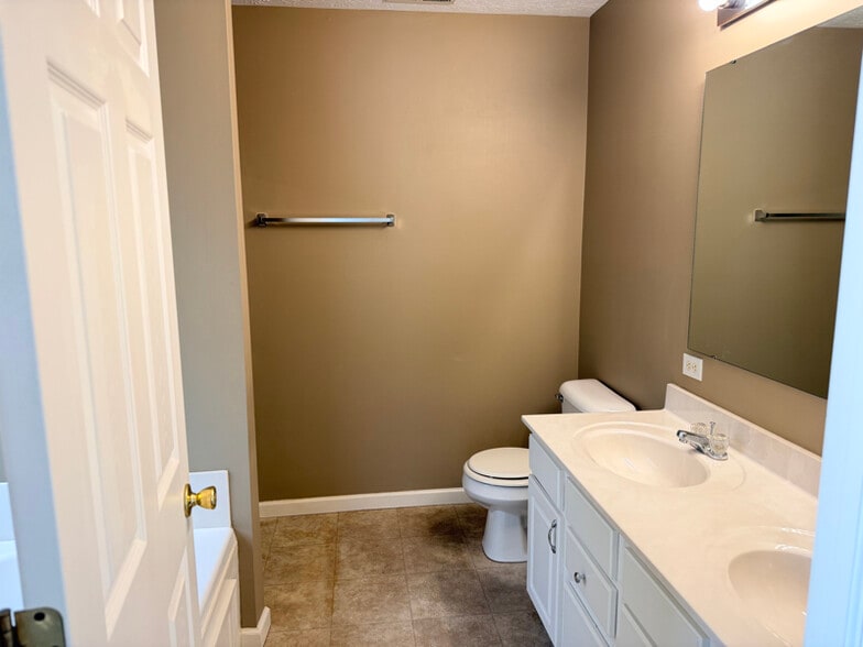 Building Photo - 14058 Southwood Cir