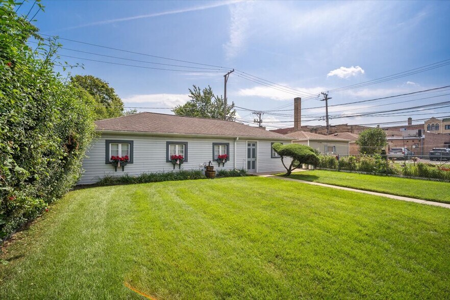 Building Photo - 6759 N Oshkosh Ave