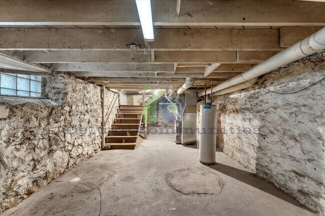 Building Photo - 724-724 Adams St SE