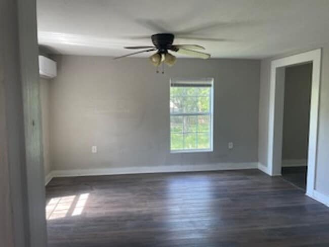 Building Photo - 2 Bed/2 Bath Garage Apartment
