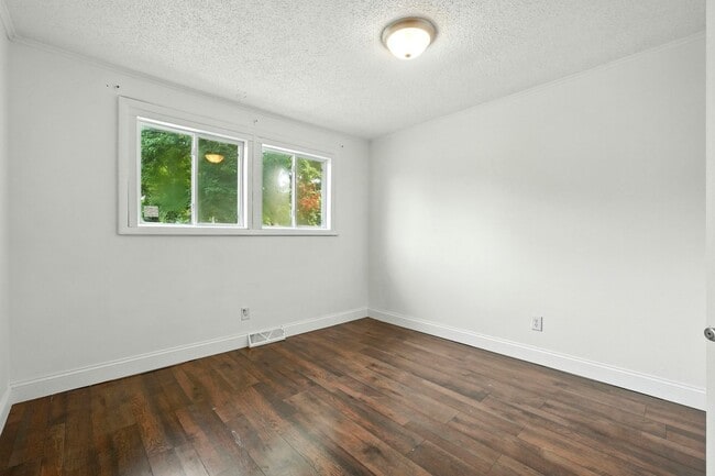 Building Photo - NEW LISTING! 3 BED/2 BATH HOUSE!