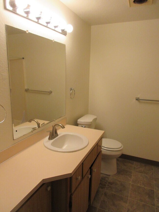 Building Photo - Quiet Two Bedroom Apartment in Keizer