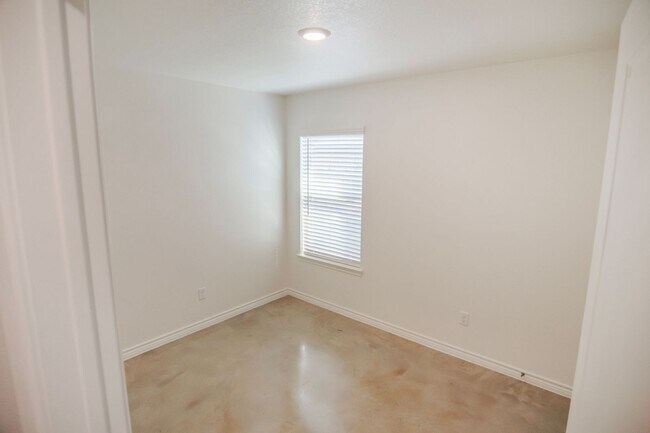Building Photo - 1261 Lehmann Dr