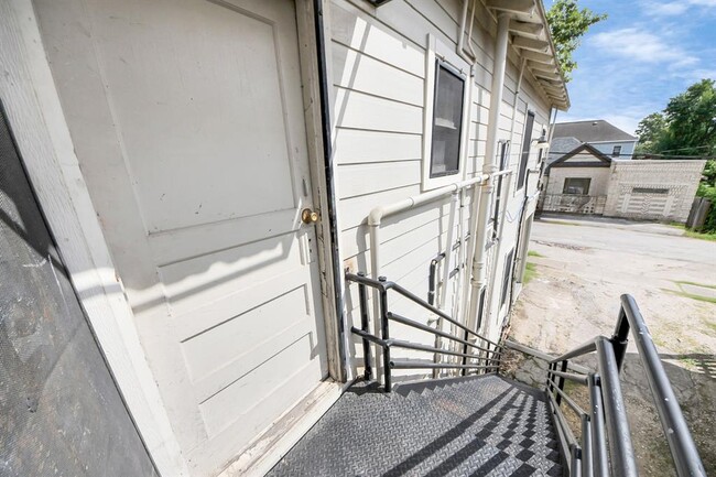 Building Photo - 2502 Saltus St