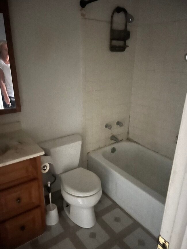 Building Photo - 1085 Cove Dr