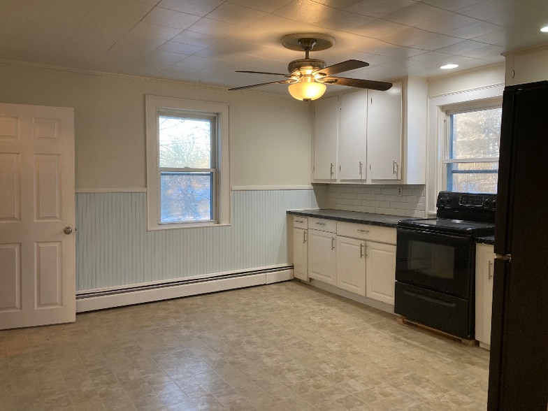 Building Photo - 28 1/2 grove st300 Grv