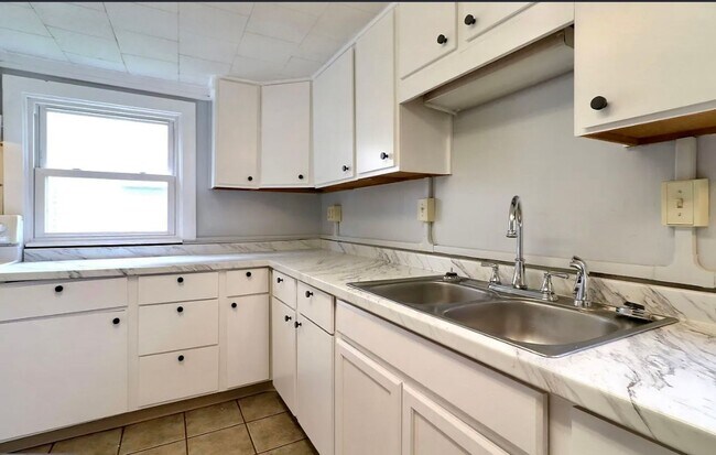 Building Photo - Charming 3-Bedroom Home with Office in How...