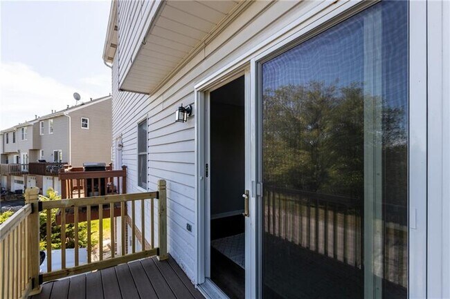 Building Photo - 250 Meadowview Dr