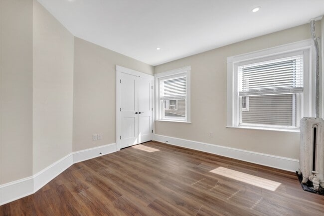 Building Photo - 105 School St