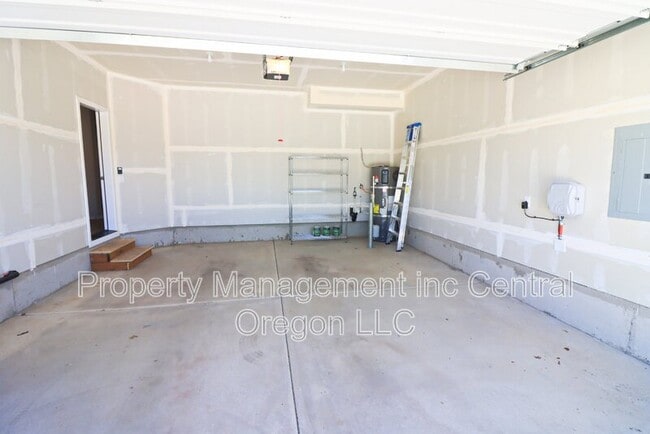 Building Photo - 61581 SE Lorenzo Dr