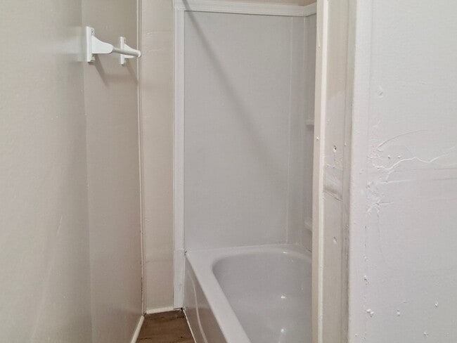 Building Photo - Updated 2 Bedroom Apartment FOR RENT in Bridgeton NJ $1400