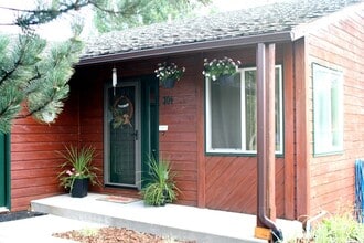 Building Photo - 2 Bedroom 3 Bathroom 1 Car Garage Fenced Back Yard Walkout Basement