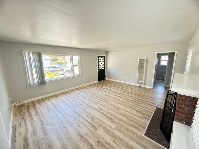 Building Photo - 220 Castaic Ave