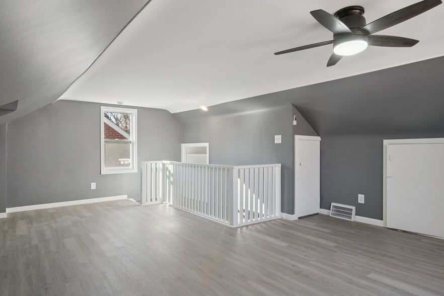 Building Photo - 11285 Lakepointe St