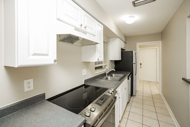 Building Photo - 8910 Cypress Lake Dr