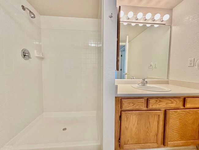 Building Photo - Charming Main floor 2 bed, 2 bath Condo