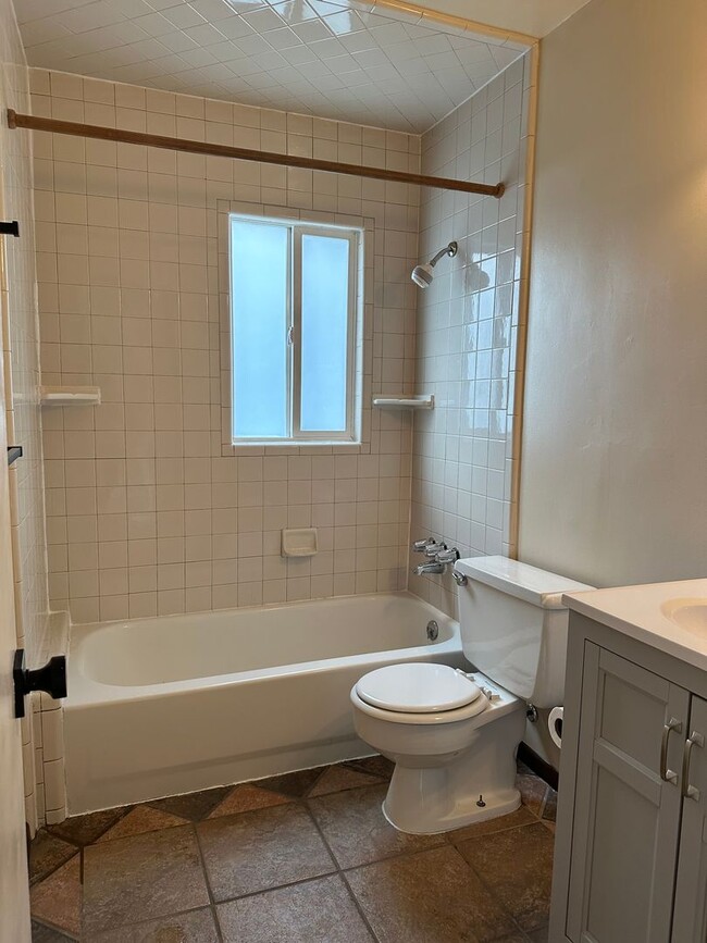 Building Photo - GORGEOUS Duplex in South Salt Lake!!!