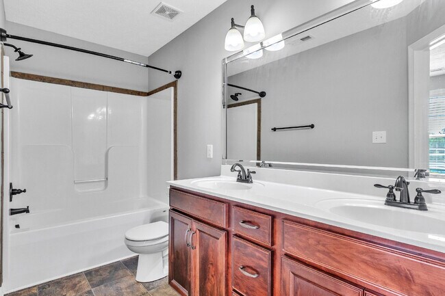 Building Photo - 3 bedroom home with fenced in backyard clo...