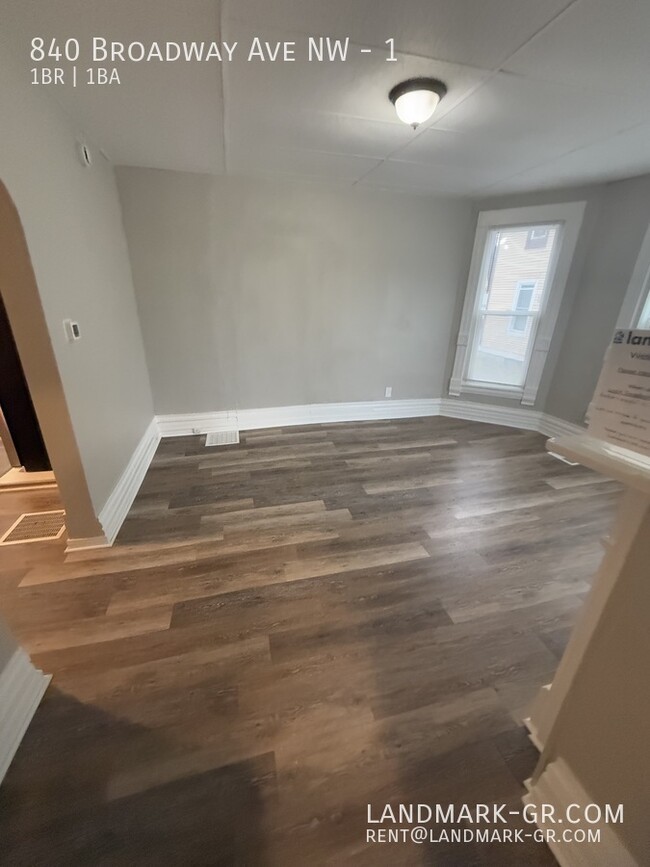 Building Photo - Updated 1 Bed, 1 Bath – Move-In Ready!