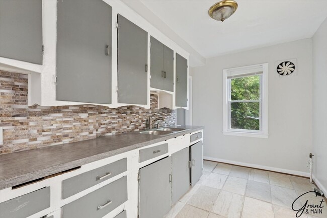 Building Photo - 3 Bed Bungelow $1300.00/mo