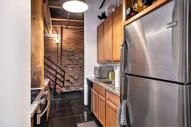 Building Photo - 6533 E Jefferson Ave