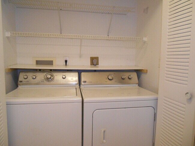 Building Photo - 300 Scotia Dr