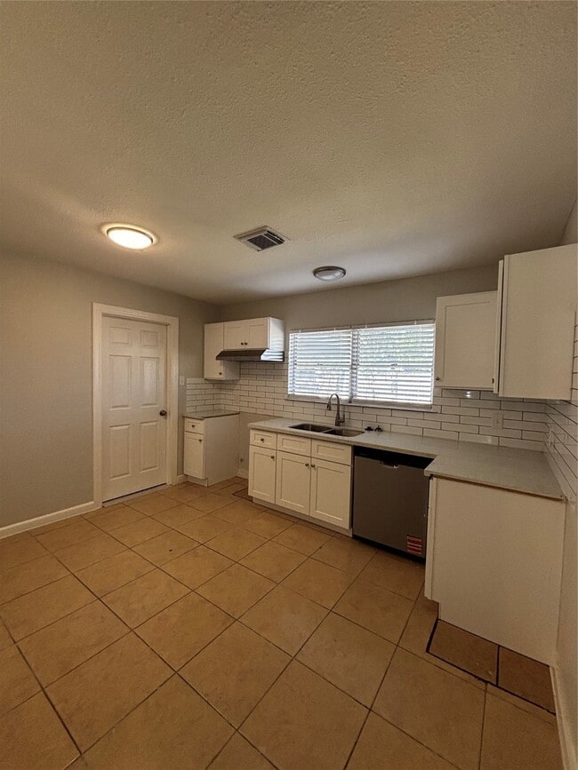 Building Photo - 5855 Beldart St