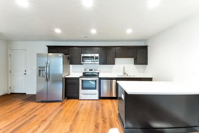 Building Photo - Remodeled Vineyard Townhome w/ 2 Car Garage