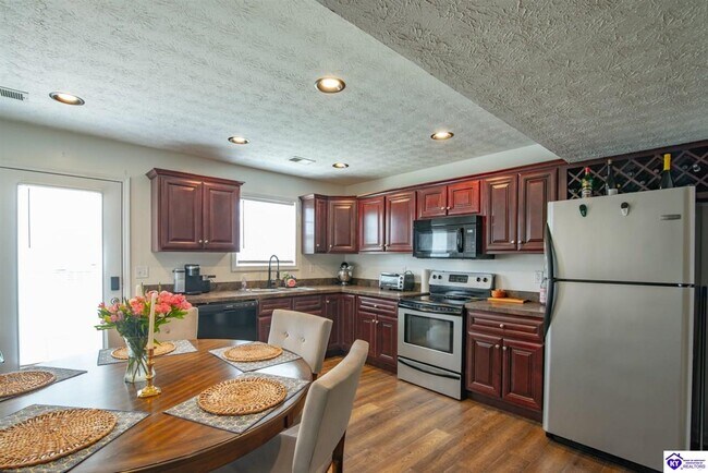 Building Photo - 114 Twin Lakes Dr